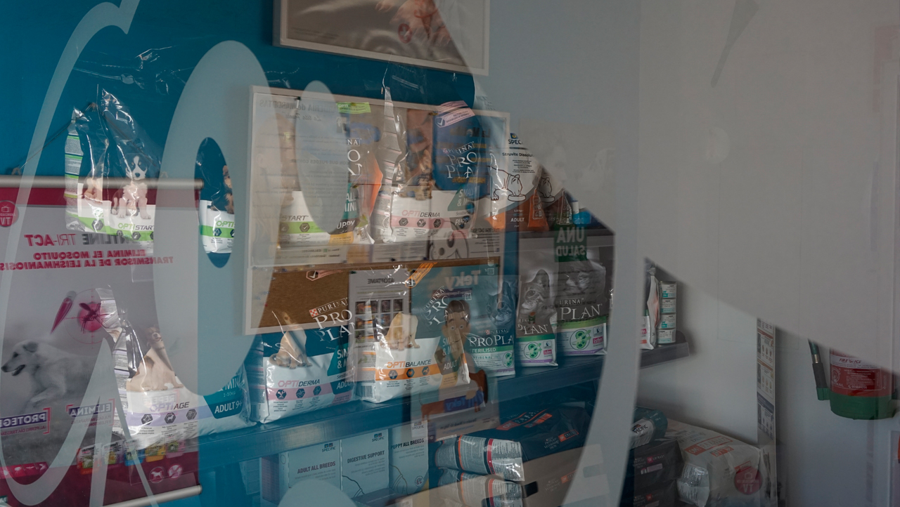tienda-especializada-clinica-veterinaria-la-motilla